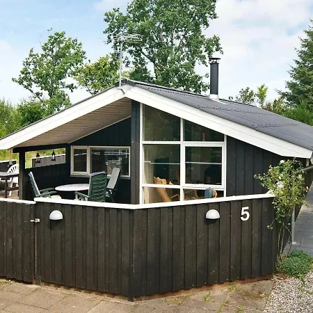 Semesterbostad Three-bedroom Holiday In 28 *